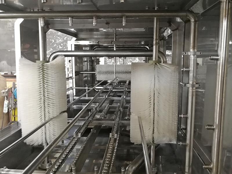 全自動(dòng)洗筐機(jī)毛輥裝置